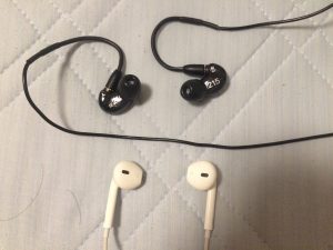 Earpodsと比べるとそのイヤホンのつき方の特徴が一目瞭然だ。