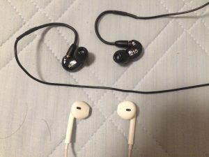 Earpodsと比べるとそのイヤホンのつき方の特徴が一目瞭然だ。